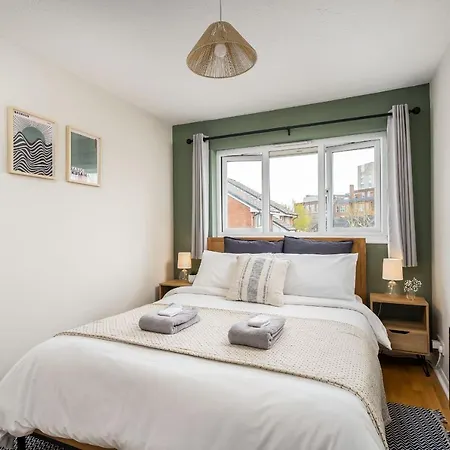Homely And Stylish Bermondsey Apartment With Parking
